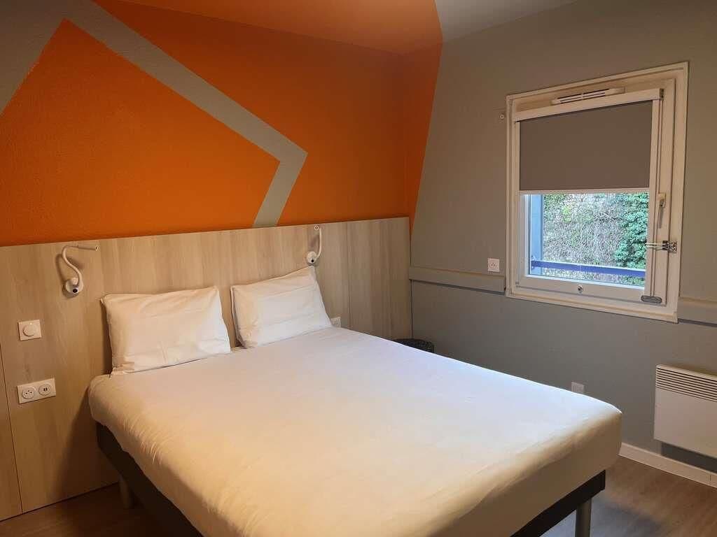 Desk, free cots/infant beds, free WiFi, bed sheets