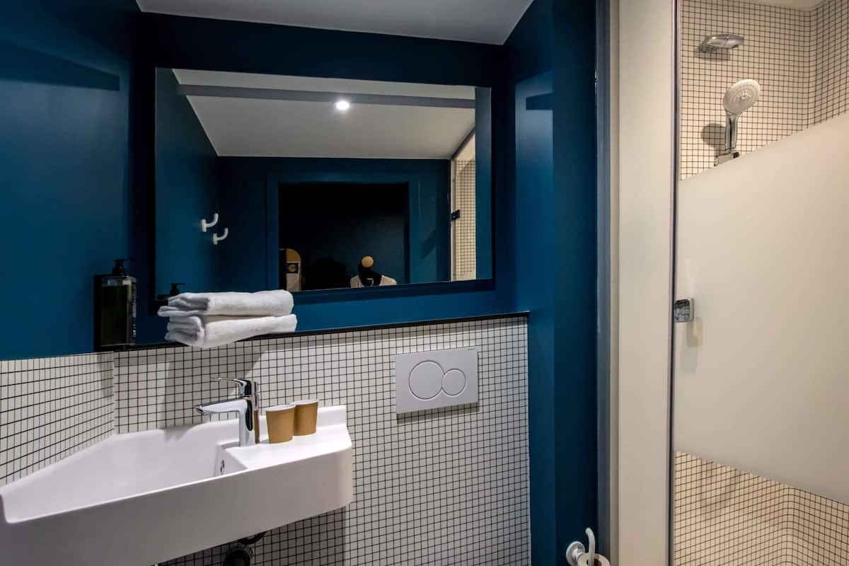 Habitació triple, diversos llits | Escriptori, bressols gratuïts, wifi gratuïta i roba de llit