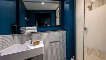 Dreibettzimmer, Mehrere Betten | Schreibtisch, kostenlose Babybetten, kostenloses WLAN, Bettwäsche