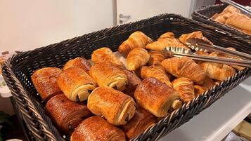 Tägliches kontinentales Frühstück (9.50 EUR pro Person)