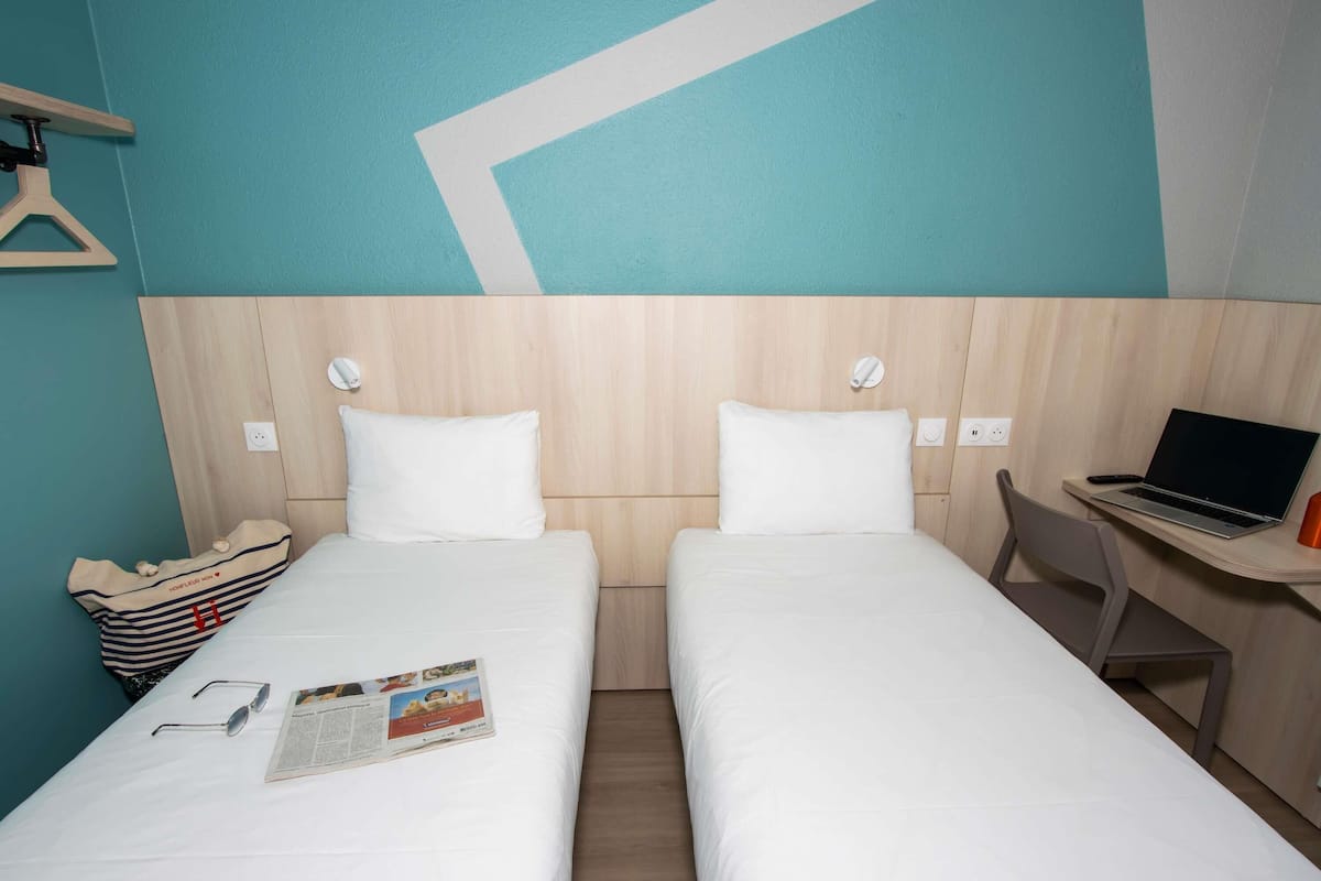 Chambre avec lits jumeaux, 2 lits une place | Bureau, lits bébé (gratuits), Wi-Fi gratuit, draps fournis