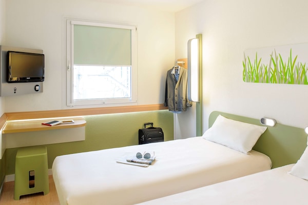 Triple Room with a large bed and a bunk bed | Desk, free cribs/infant beds, free WiFi, bed sheets