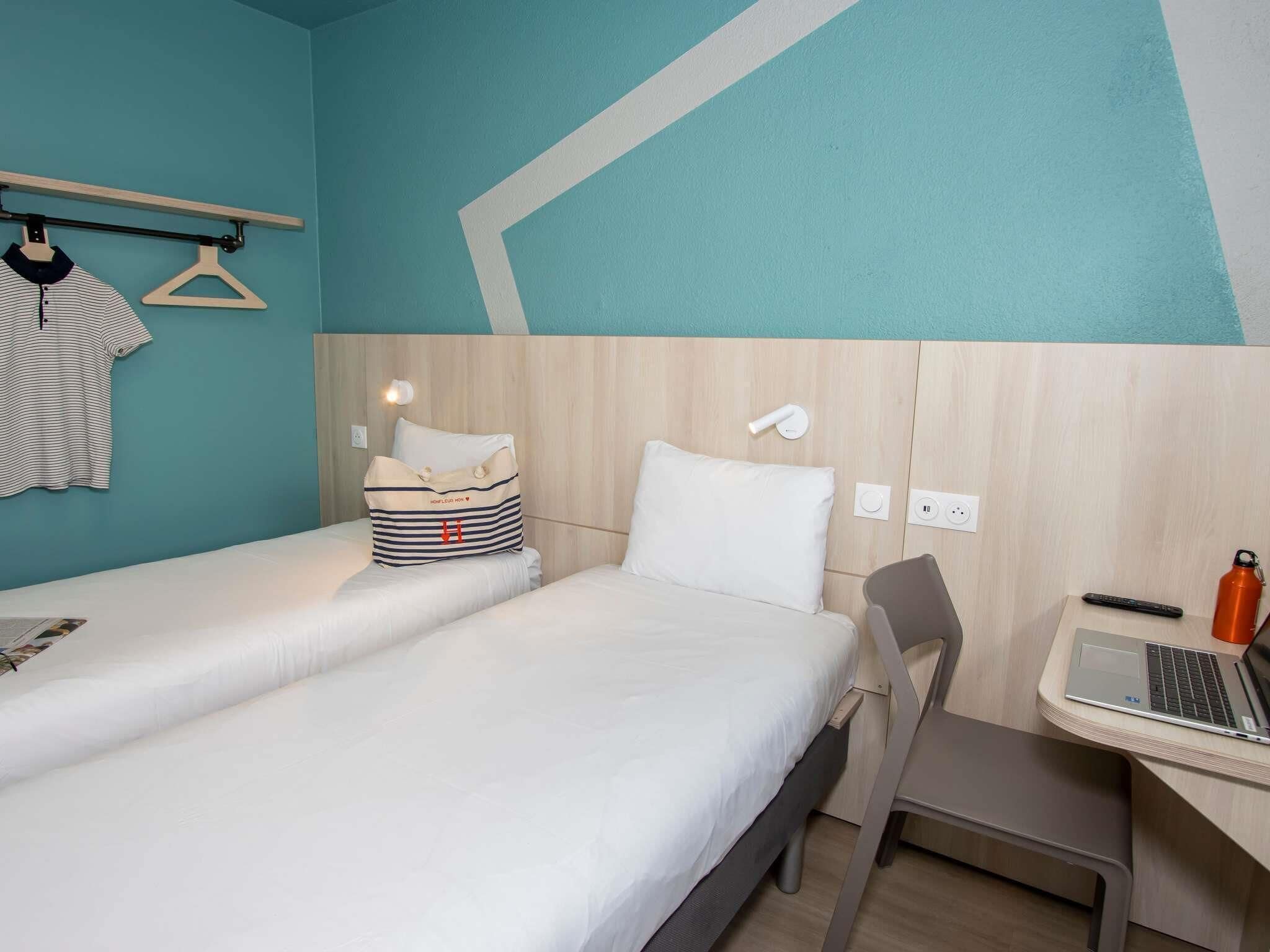 Zweibettzimmer, 2 Einzelbetten | Schreibtisch, kostenlose Babybetten, kostenloses WLAN, Bettwäsche