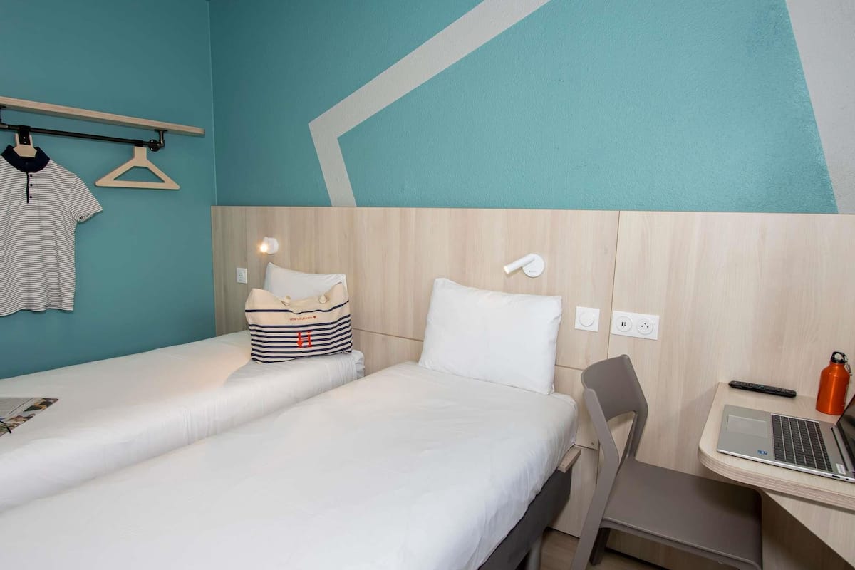 Zweibettzimmer, 2 Einzelbetten | Schreibtisch, kostenlose Babybetten, kostenloses WLAN, BettwÀsche