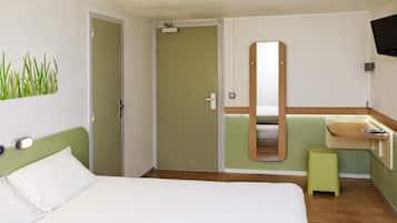 Triple Room, Multiple Beds | Premium bedding, desk, free WiFi, bed sheets