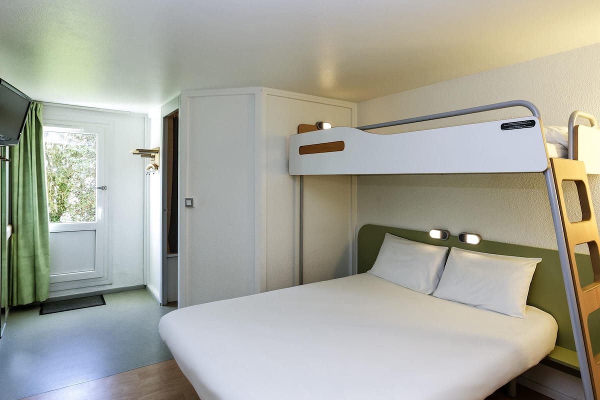 Ropa de cama de alta calidad, escritorio, wifi gratis y ropa de cama