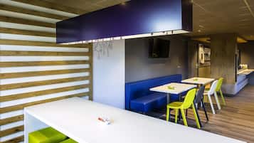 Desayuno para llevar diario (EUR 8.50 por persona)