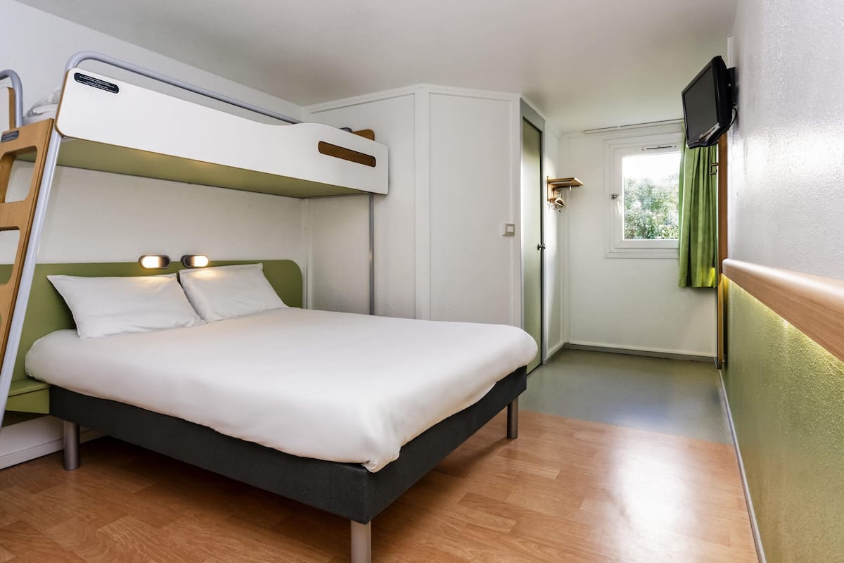 Triple Room, Multiple Beds | Premium bedding, desk, free WiFi, bed sheets