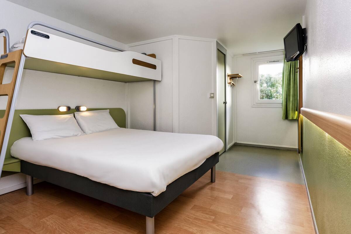 Ropa de cama de alta calidad, escritorio, wifi gratis y ropa de cama 