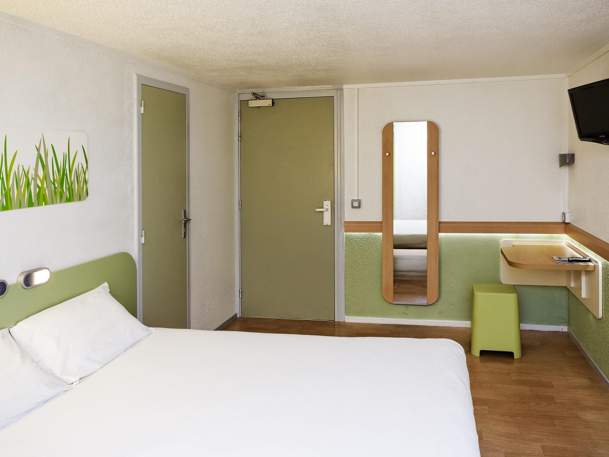 Dreibettzimmer, Mehrere Betten | Hochwertige Bettwaren, Schreibtisch, kostenloses WLAN, Bettwäsche