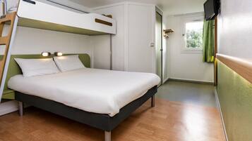 Chambre Triple, plusieurs lits | Literie de qualité supérieure, bureau, Wi-Fi gratuit, draps fournis