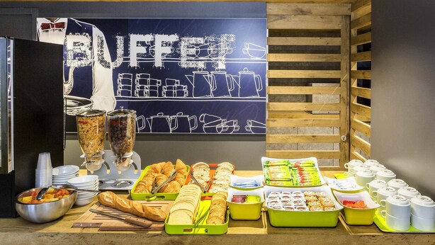 Un bufé de desayuno con diversas opciones de comida y una estación de café.