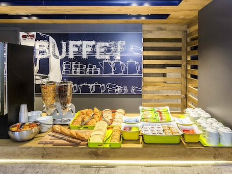 Daily to-go breakfast for a fee. ibis budget Lorient Caudan
