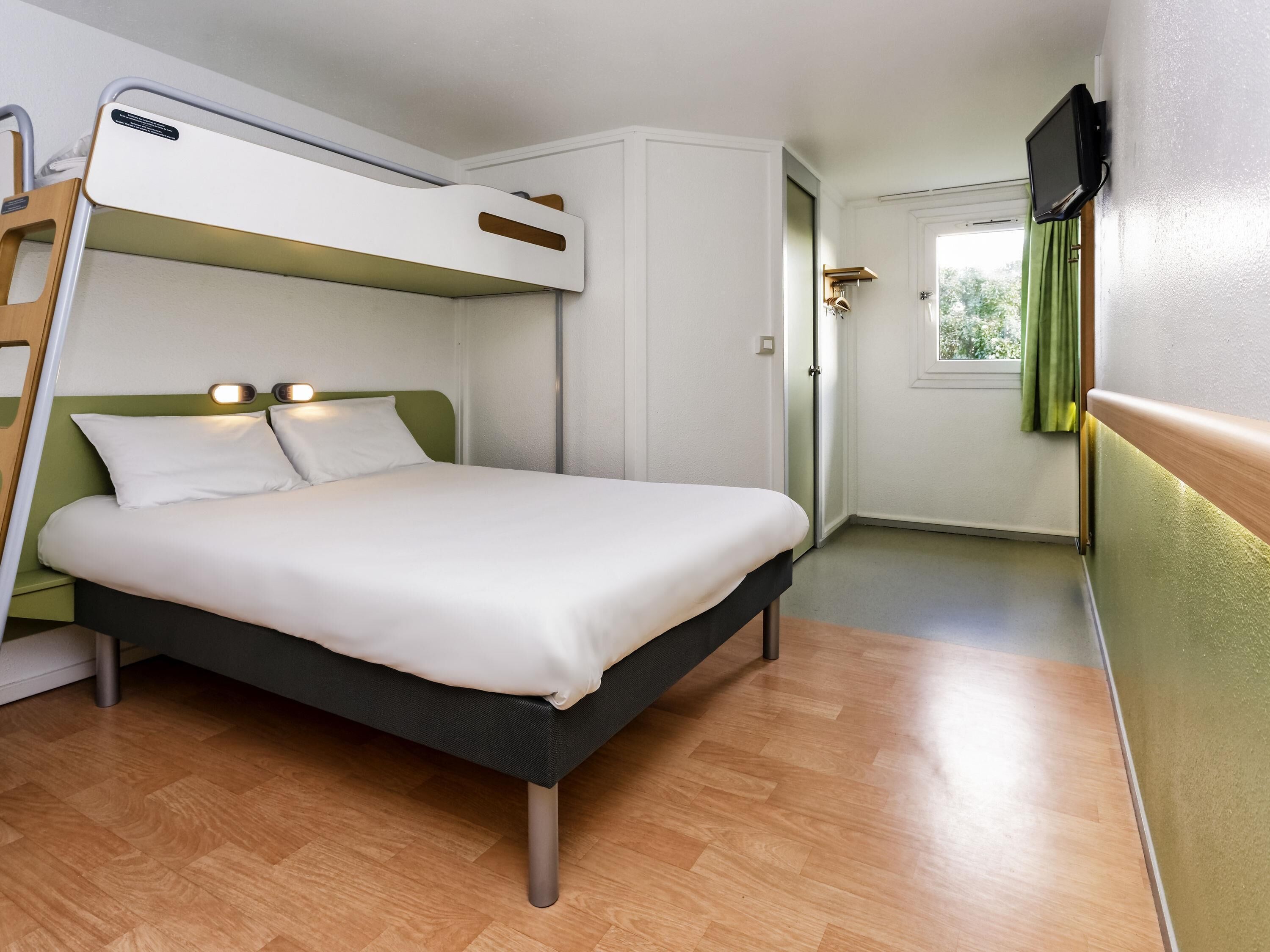 Triple Room, Multiple Beds | Premium bedding, desk, WiFi (free), bed sheets