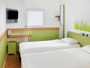 Desk, free WiFi, bed sheets - ibis budget Flers Les Grands Champs (Flers)