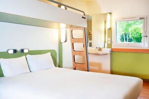 Triple Room, Multiple Beds | Desk, free WiFi, bed sheets