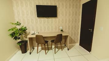 Frigobar, escrivaninha, roupa de cama, acesso para cadeiras de rodas