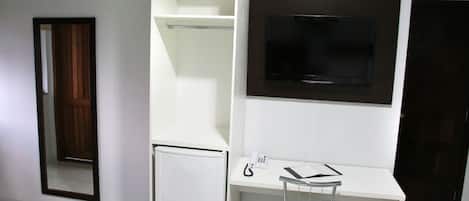 Standard Twin Room | Minibar, desk, bed sheets, wheelchair access