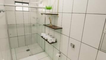 Chuveiro, secador de cabelo (mediante solicitação), toalhas de banho