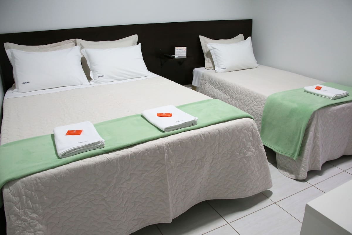 Standard Twin Room | Minibar, desk, bed sheets