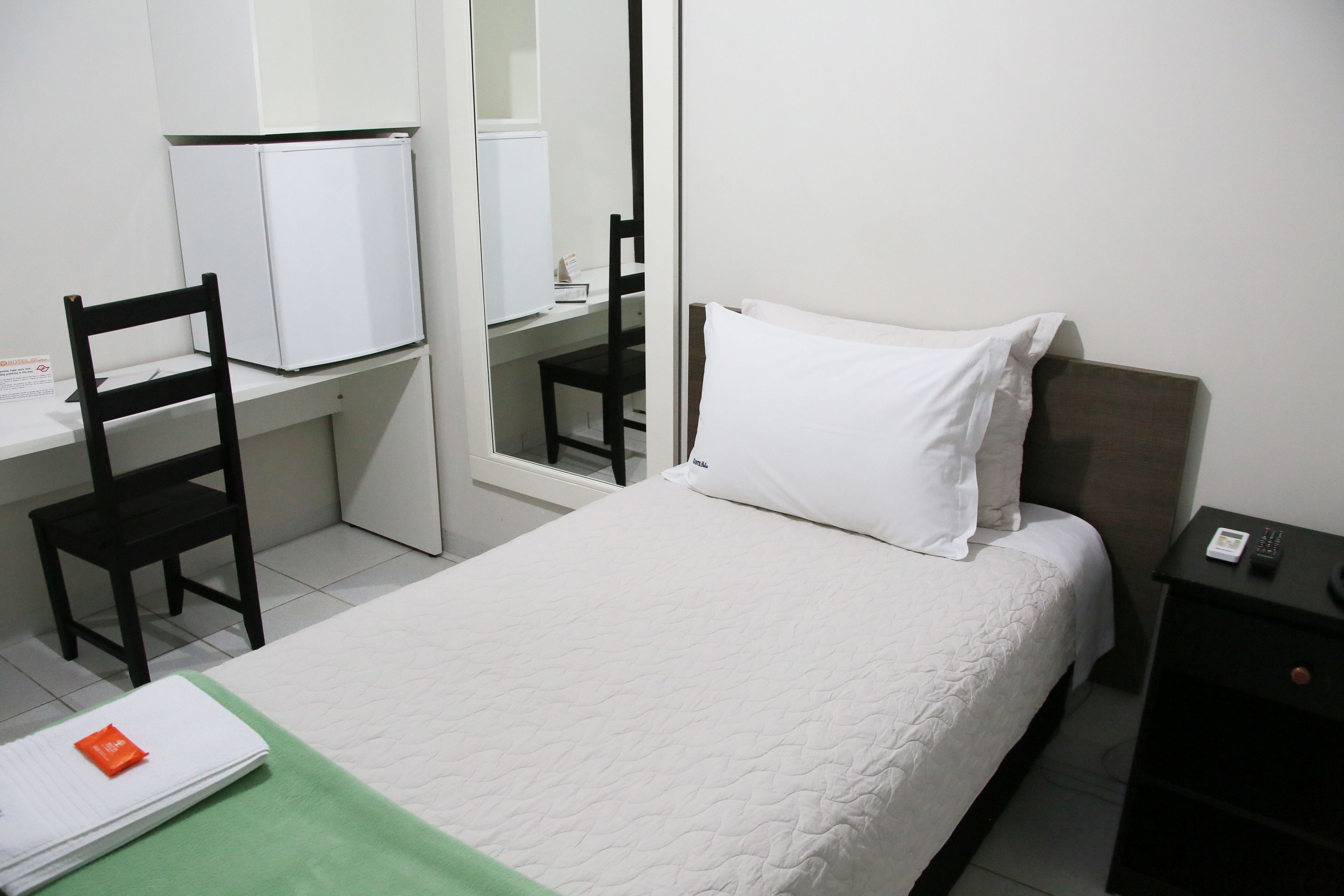 standard single room | minibar, desk, bed sheets, wheelchair access