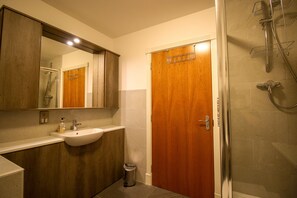 Departamento de lujo, 2 habitaciones, con acceso para personas discapacitadas (3E, Abbotsford) | Baño | Tina con regadera, amenidades de baño gratuitas, secadora de cabello 