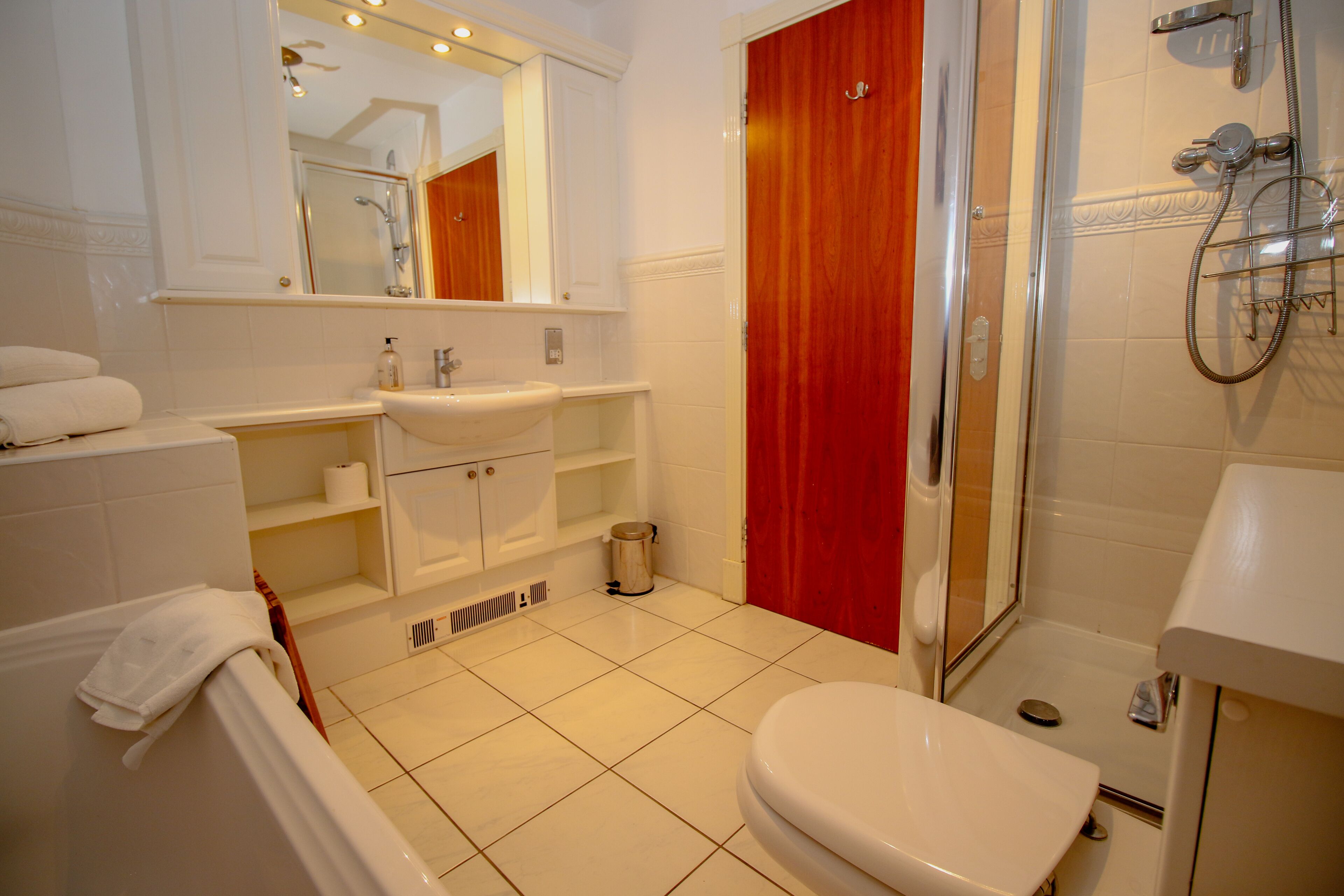 Un bagno con toilette, lavandino e doccia.