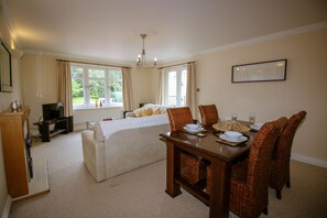 Luxury Apartment, 2 Bedrooms, Accessible (3E, Abbotsford) | In-room dining