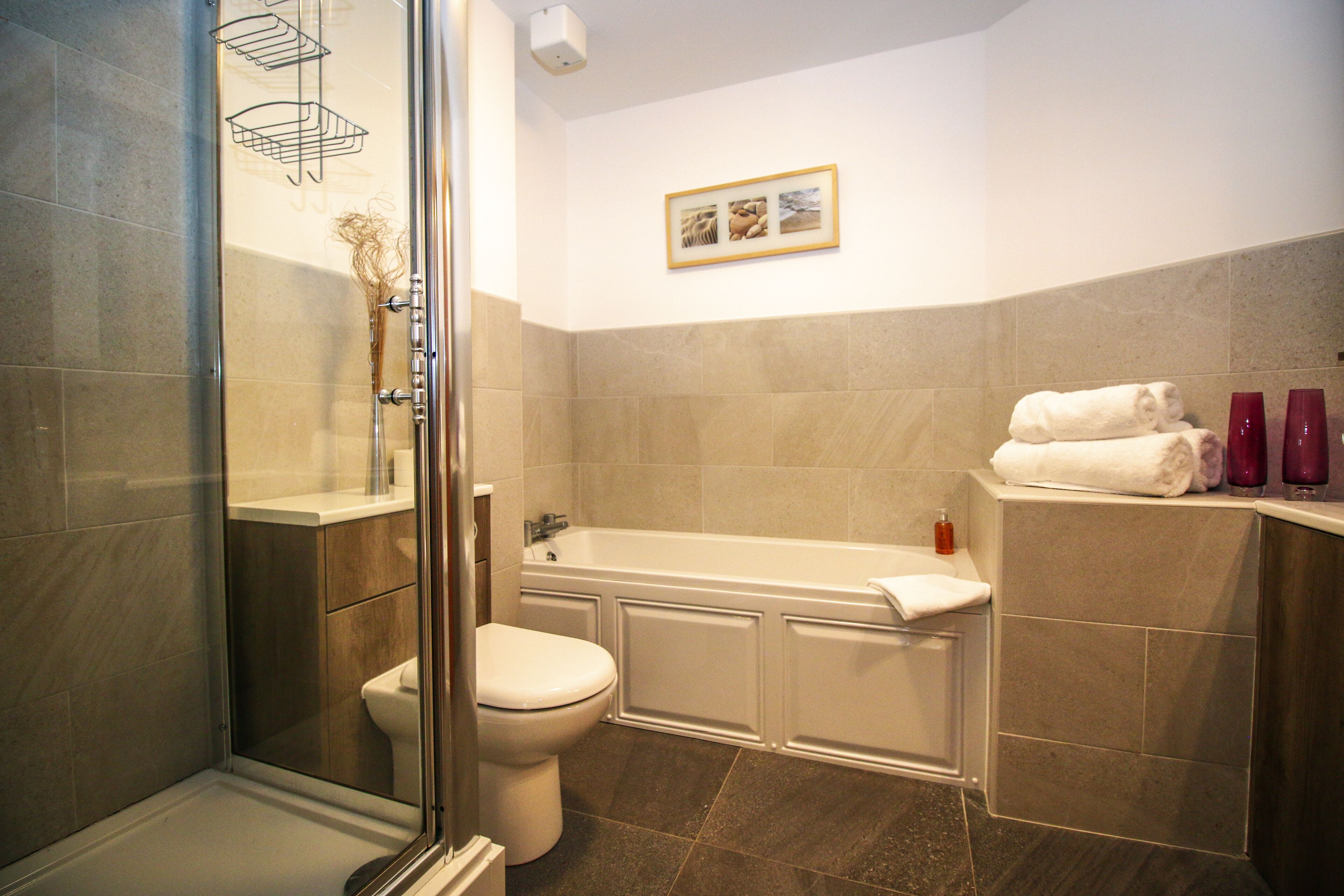 Luxury Apartment, 2 Bedrooms, Accessible (3E, Abbotsford) | Bathroom | Combined shower/tub, free toiletries, hair dryer, towels