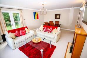 Luxury Apartment, 2 Bedrooms | Interior