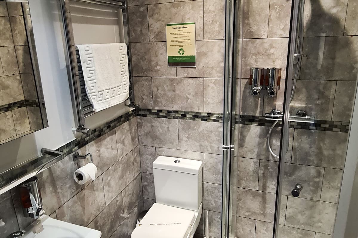 basic twin room, ensuite | bathroom