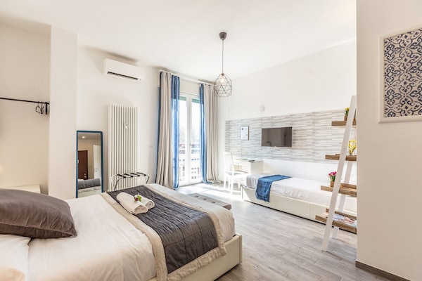 Suite Eksekutif | Seprai katun Mesir, seprai premium, selimut bulu angsa, dan minibar