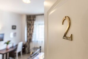 Chambre Triple, salle de bains privée (External) | Draps en coton égyptien, literie de qualité supérieure