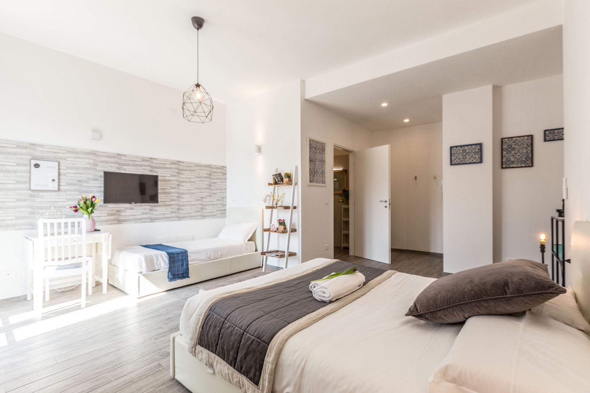 executive suite | egyptian cotton sheets, premium bedding, down duvets, minibar