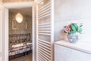 Dreibettzimmer, eigenes Bad | Badezimmer | Dusche, kostenlose Toilettenartikel, Haartrockner, Bidet