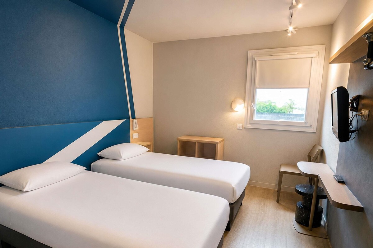 Standard Room, 2 Twin Beds | Premium bedding, desk, laptop workspace, blackout drapes