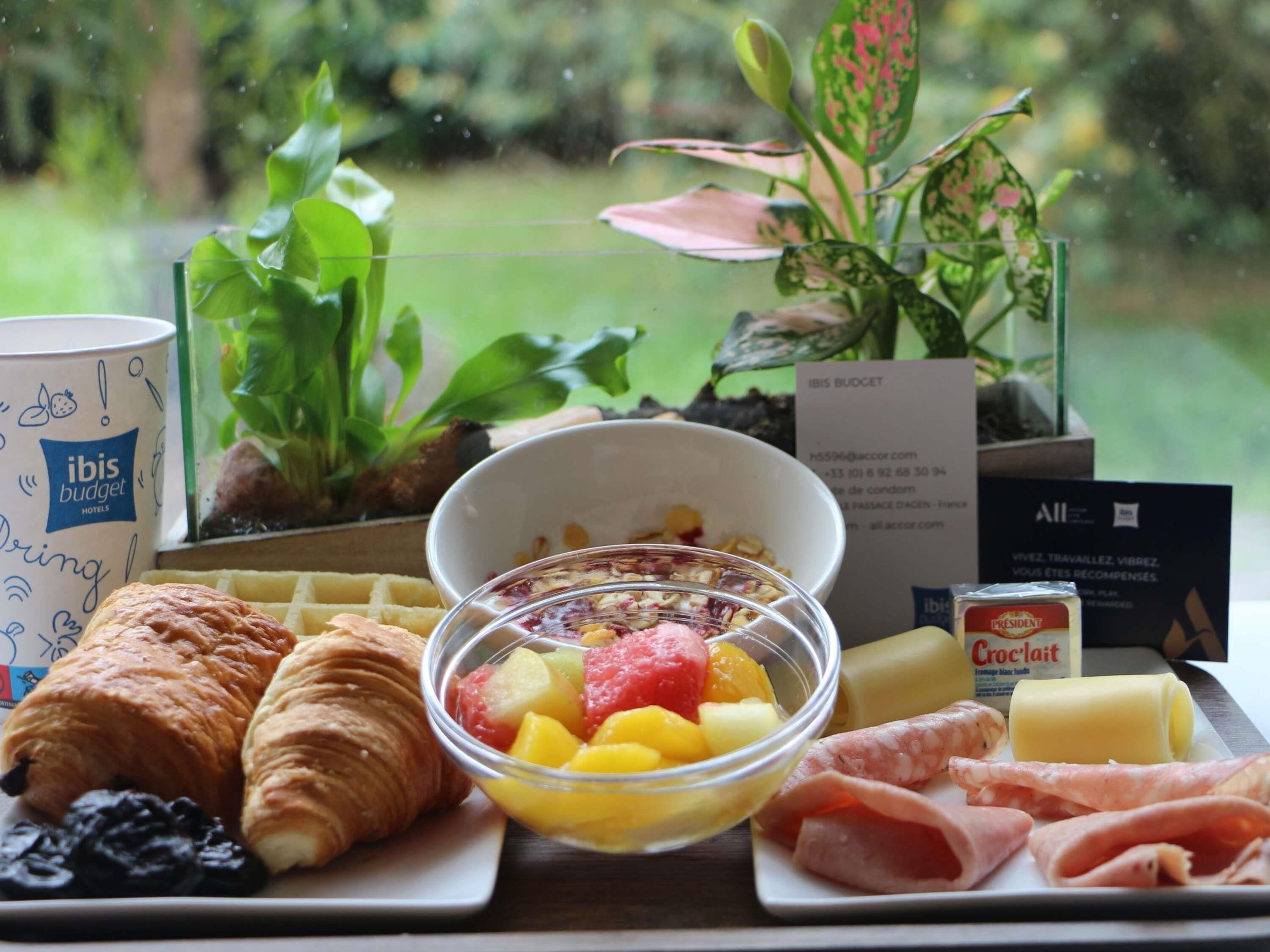 Daily to-go breakfast (EUR 8.9 per person)