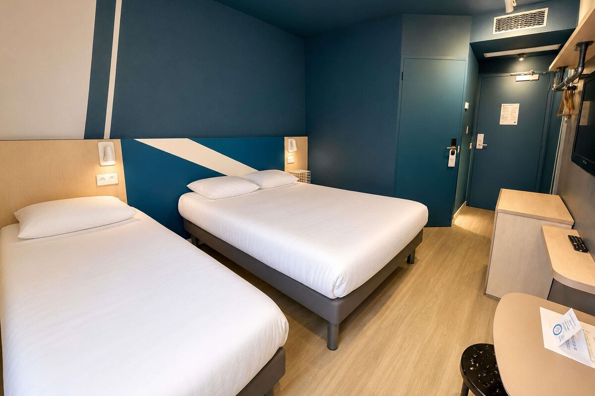 Room, Multiple Beds | Premium bedding, desk, laptop workspace, blackout drapes