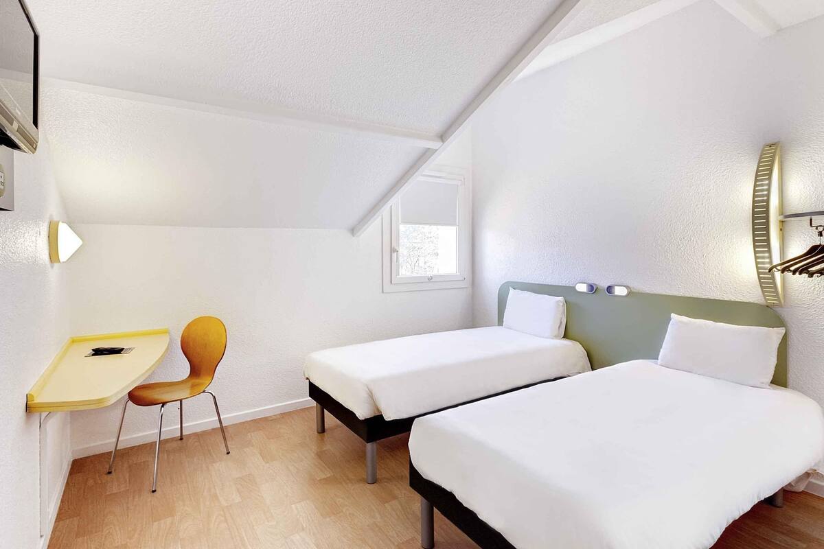 Chambre Standard, 2 lits jumeaux | Literie de qualité, décor unique, ameublement unique, bureau