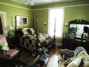 Skrivebord, strykejern/-brett, wi-fi (inkludert) og sengetøy