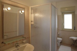 Shower, free toiletries, hair dryer, bidet