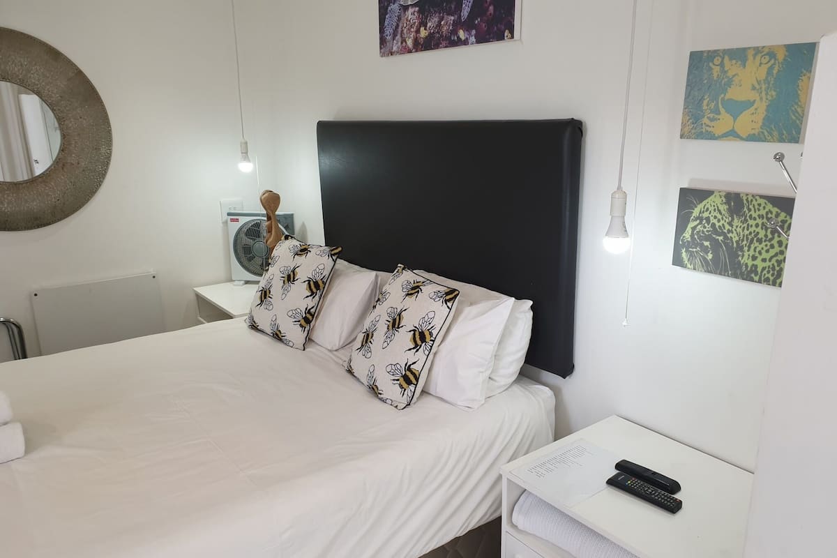 Estúdio básico, 1 cama Queen | 1 quarto, escrivaninha, Wi-Fi de cortesia, roupa de cama