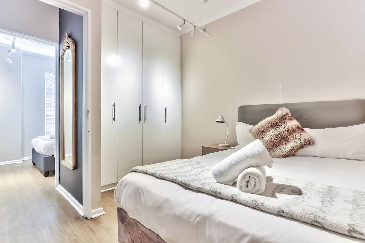 Two Bedroom Apartment | 客房内保险箱、办公桌、笔记本电脑工作区、熨斗/熨衣板