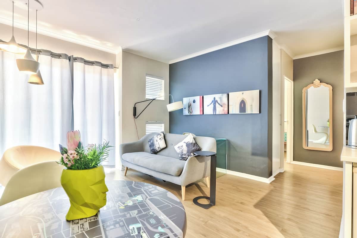 Deluxe-lejlighed - 2 soveværelser | Opholdsområde | 32-tommers tv med satellitkanaler, Netflix, streamingtjenester