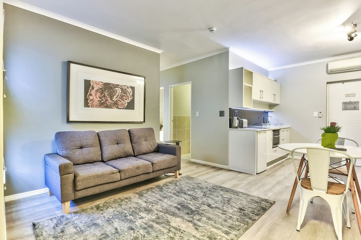 Deluxe Two Bedroom Apartment | 客房内保险箱、办公桌、笔记本电脑工作区、熨斗/熨衣板