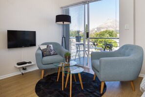 Studio | Living area | 32-inch TV with satellite channels - WINK Quiver Tree (Stellenbosch)