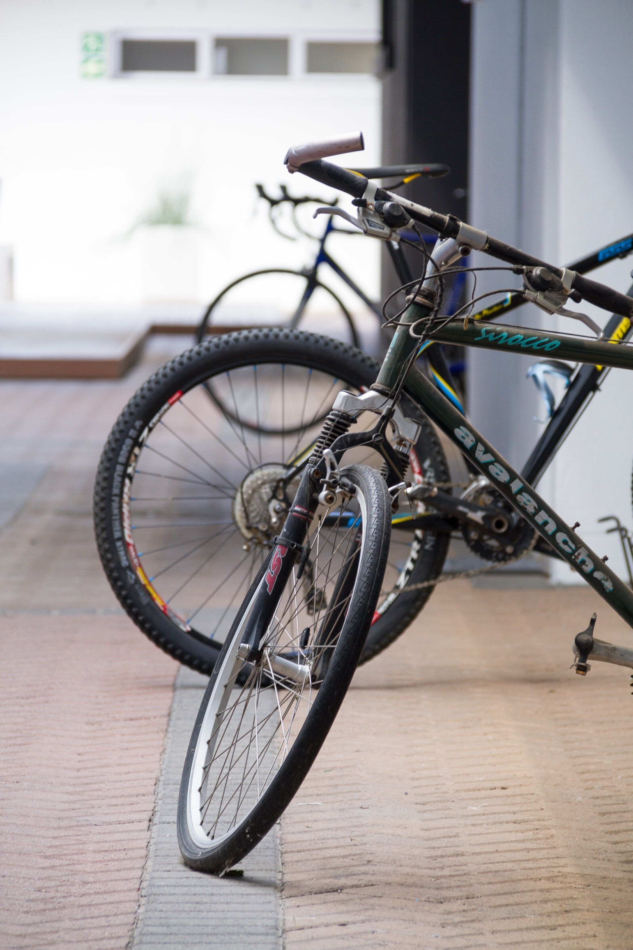 Ein Fahrrad, das an einer Wand im Innenbereich lehnt.