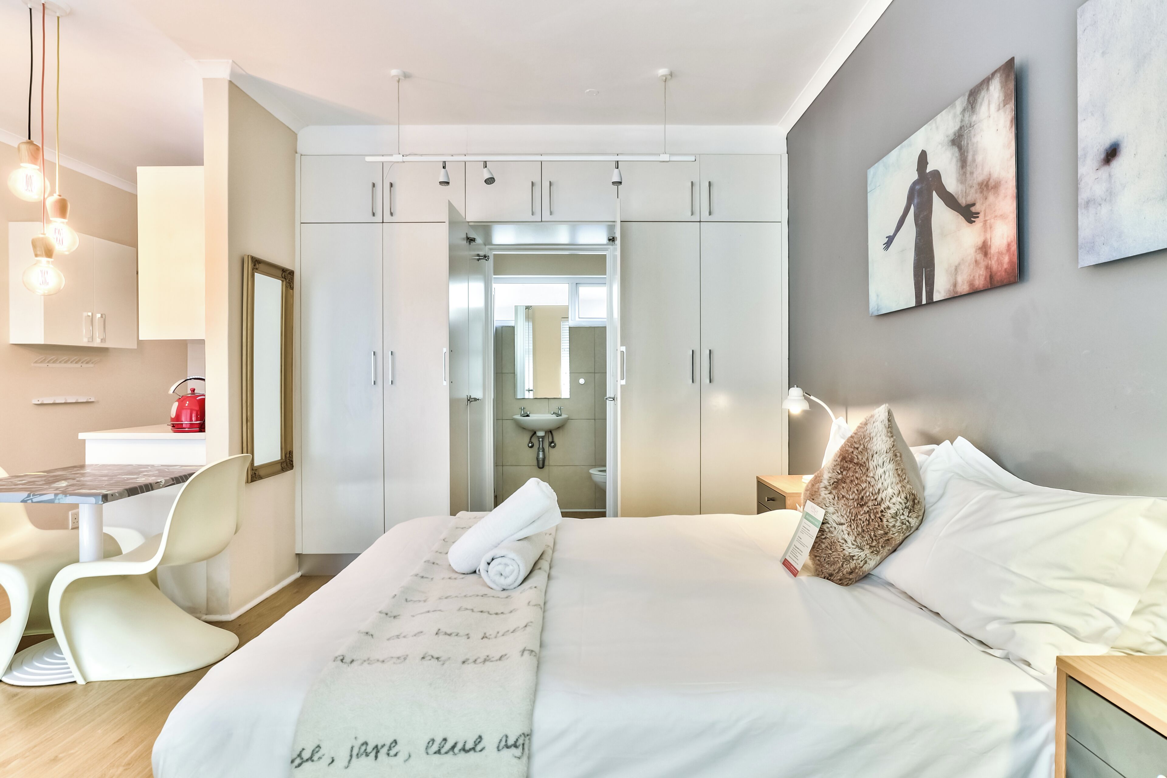 Studio Apartment | Een kluis op de kamer, individueel gemeubileerd, een bureau