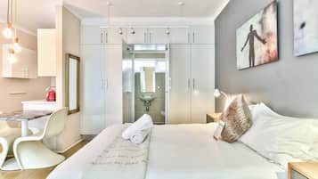 Studio Apartment | Een kluis op de kamer, individueel gemeubileerd, een bureau