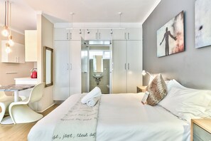 Studio Apartment | Brankas, dilengkapi dengan perabotan berbeda-beda, dan meja kerja